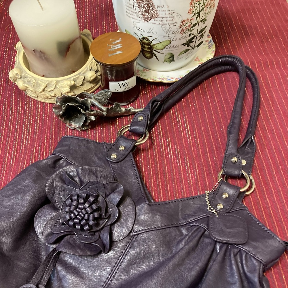 Beautiful deep purple purse. With sculpted flower. 🌹